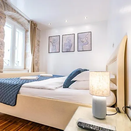 ラグジュアリー ルームズ ルシジャ アンド ルカ ゲストハウス